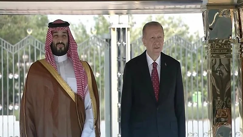 شاهد: مراسم استقبال رسمية لولي العهد لدى وصوله للقصر الرئاسي في أنقرة