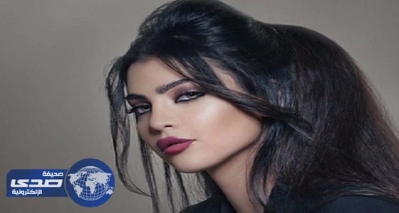 رقص المطربة قمر على الجمال أمام الأهرامات يثير سخرية المصريين