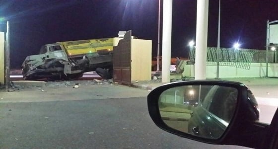 بالصور.. صهريج صرف يحطم بوابة مستشفى أبو عريش