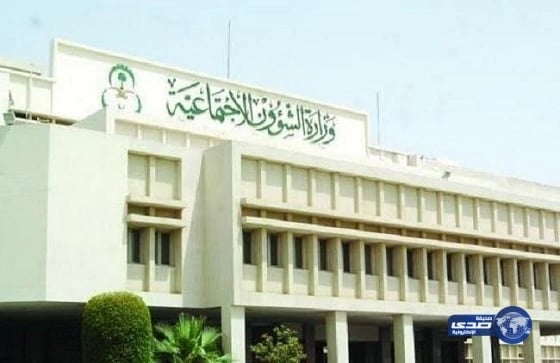 شاهد.. قائد مركبة يرتطم بأخرى بعد نجاته من الاصطدام بشاحنة في الرياض 