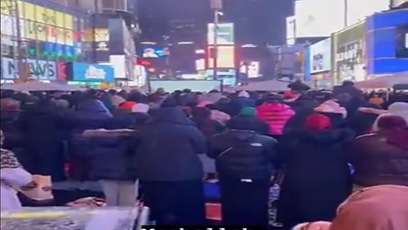 شاهد.. إقامة صلاة التراويح في أشهر ميادين أمريكا