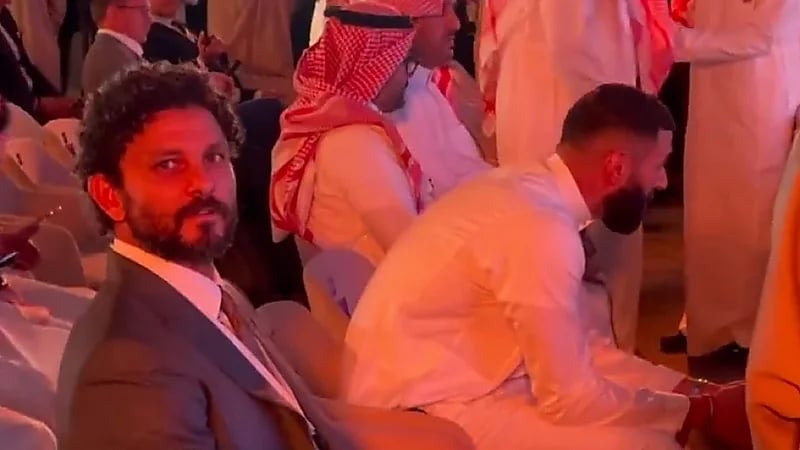 تامر أمين : حسام غالي حضر القرعة بالبدلة وبنزيما الفرنسي جنبه بالسبحة والثوب .. فيديو