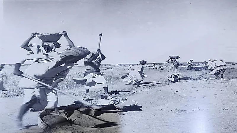 صور نادرة لجهود عمّال سعوديين على الطريق المؤدي إلى منجم مهد الذهب قبل 80 عامًا