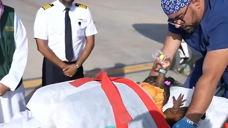 وصول التوأم السيامي الجامايكي أزاريا وأزورا إلى الرياض.. فيديو