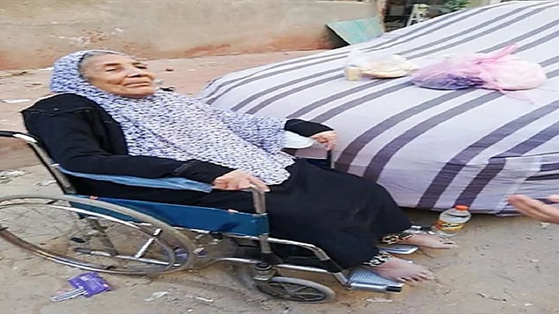 رجل يطرد أمه المسنة وشقيقه يتركها ملقاه على كرسي متحرك في الشارع