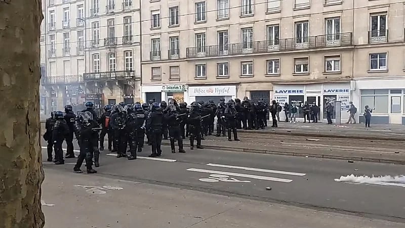 فيديو..اشتعال الاحتجاجات في فرنسا اعتراضا على رفع سن التقاعد