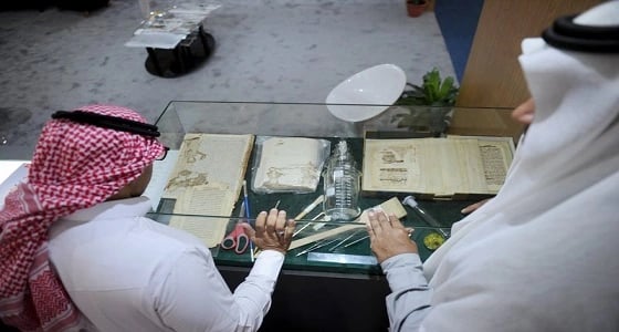 تفاصيل رحلة ترميم مخطوطات ووثائق تعود لأكثر من 900 عام
