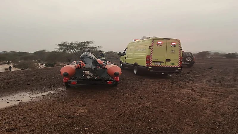 بالصور و الفيديو .. تواصل البحث عن مفقود جرفه السيل أثناء إنقاذه محتجزين داخل سيارة