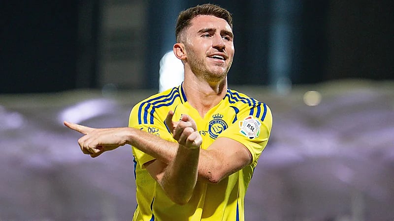 مدافع النصر يفاجئ زملاءه بهدايا من "الذهب والألماس" .. فيديو