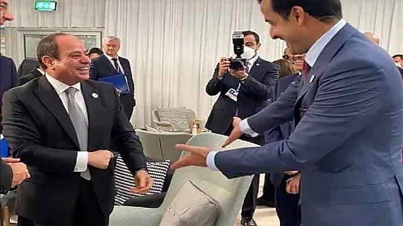 بالصور.. مصافحة ودية وابتسامات عفوية بين "السيسي" وأمير قطر