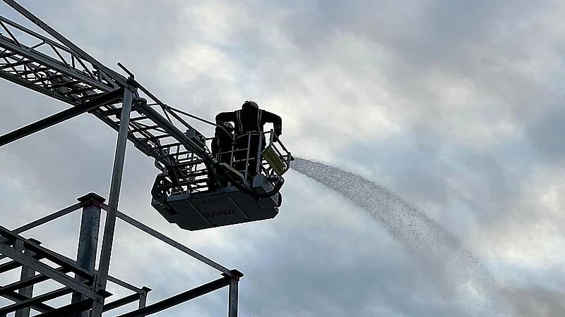 إخماد حريق بمستودع لتخزين التمور بالبكيرية.. صور