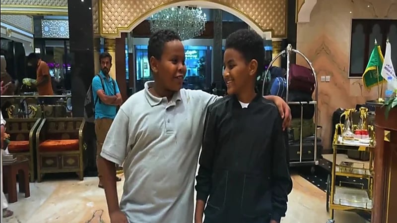 طفلان سودانيان: فرقتنا حرب السودان وجمعتنا السعودية(فيديو)