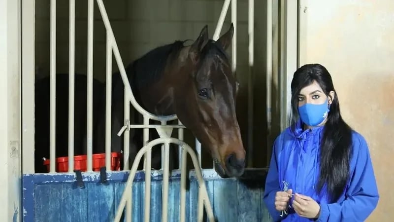 بالصور.. شابة سعودية تحصل على رخصة خيال من نادي سباقات الخيل