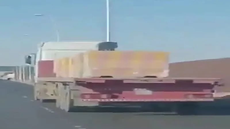 بالفيديو.. مخالفة جسيمة من قائد شاحنة عرض حياة الآخرين للخطر