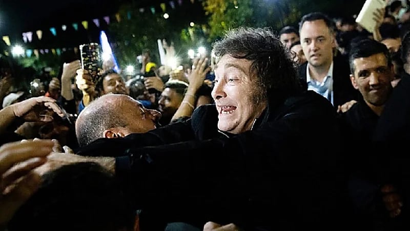 رئيس الأرجنتين يتهم مراسلا بضربه عمدا بعد ارتطام ميكروفون بأنفه.. فيديو