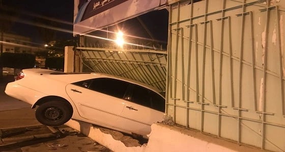 بالصور.. اقتحام سيارة لجدار مدرسة بالطائف