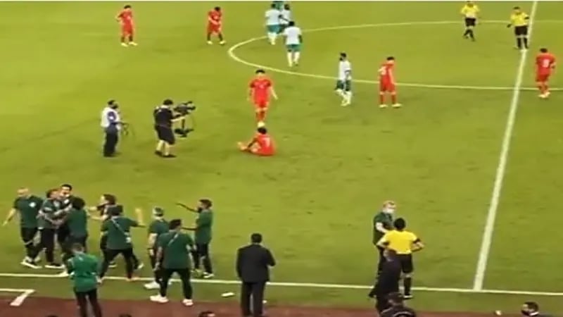 شاهد.. غضب "رينارد" تجاه حكم مباراة المنتخب السعودي بعد الصافرة