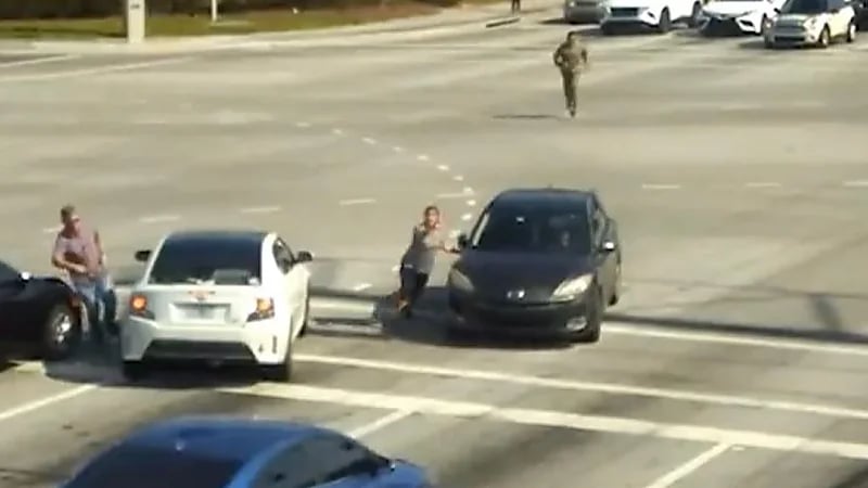 شاهد.. لحظة إنقاذ مجموعة من الأشخاص لإمرأة فقدت الوعي أثناء القيادة