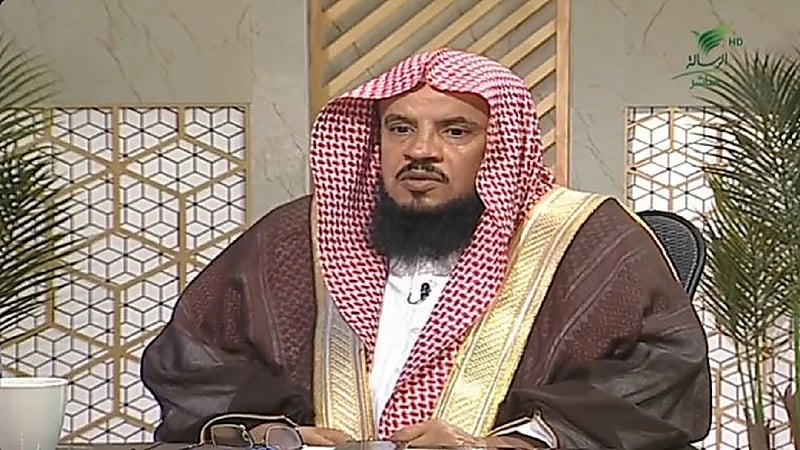 السبر يوضح حكم هجر الزوجة لزوجها في الفراش لأنه يراسل أخرى (فيديو)