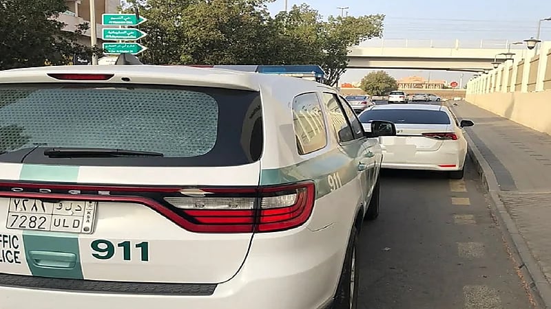 ضبط سائق قاد مركبة عكس السير بجدة