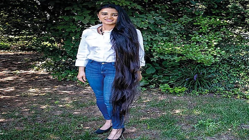 فتاة تقرر قص شعرها بعدما بلغ طوله 6 أقدام