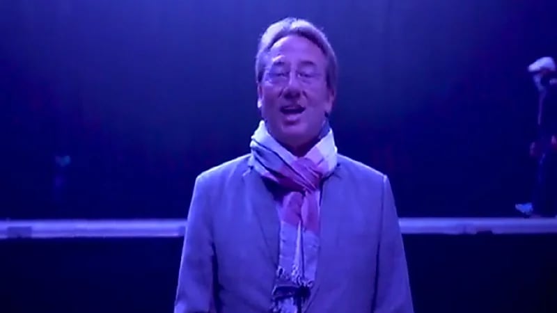 شاهد.. السفير الفرنسي يحضر عرض فرقة السيرك "مانا " في "البوليفارد"