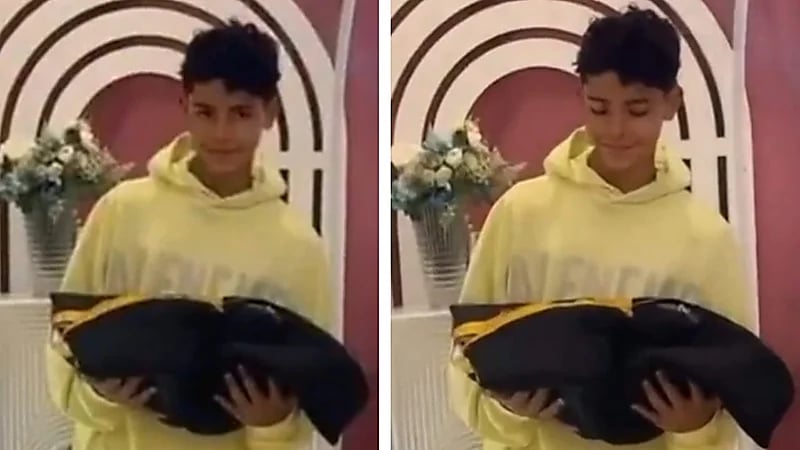 نجل رونالدو يُمسك " البشت " .. فيديو