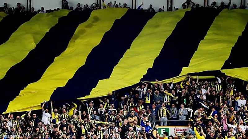 جمهور مانشيستر يونايتد يتعرض لهجوم شرس من مشجعي فنربخشة .. فيديو