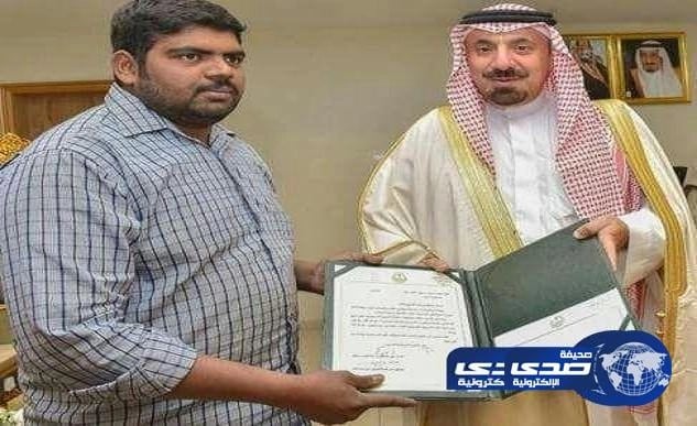 بالفيديو .. أمير نجران يكرم مقيم هندي أنقذ آخر من الانتحار