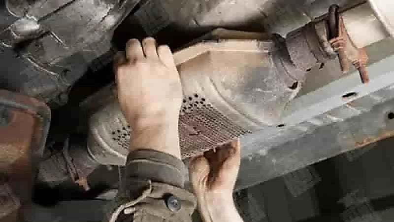 خطوات تنظيف البوابة وعلبة البيئة في السيارة