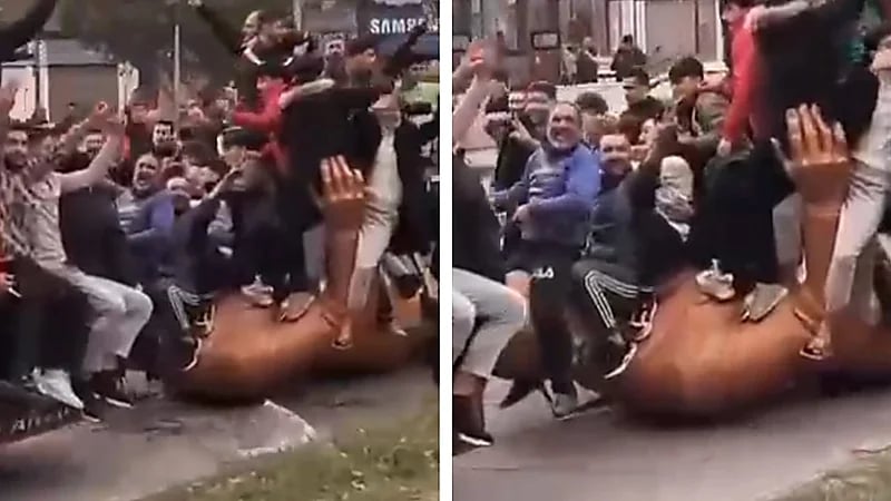 سوريون يعتلون تمثال حافظ الأسد ويجوبون به الشوارع .. فيديو