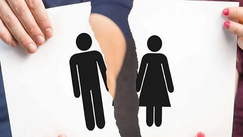 سخرت من صورته فطلقها