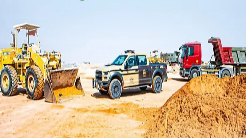 ضبط 5 مخالفين لنظام البيئة لنقلهم الرمال وتجريف التربة