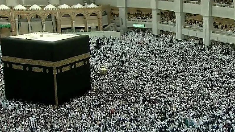 بالفيديو.. حشود غفيرة من المعتمرين في صحن الطواف يرفعون أكفهم بالدعاء