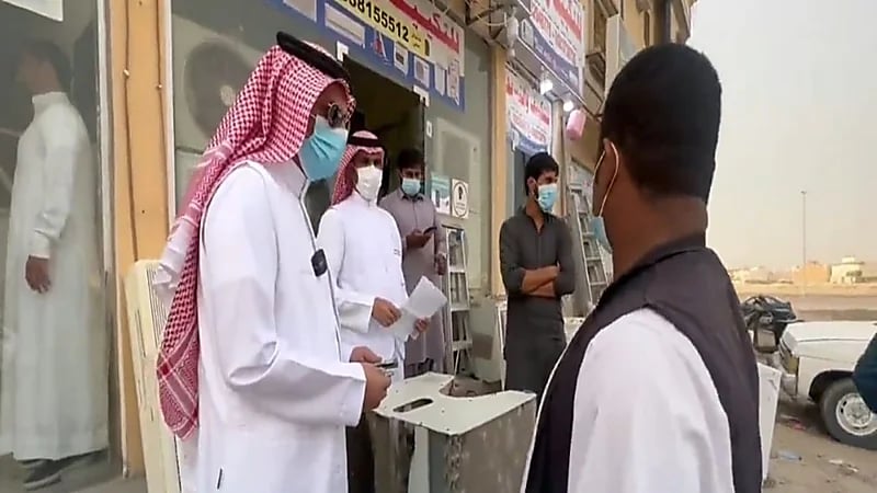 بالفيديو.. مطاعم وبقالات ومحلات حلاقة نشأت بلا رخص بلدية