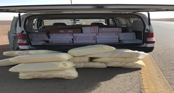 بالصور.. " أمن الطرق " و " أمانة الشمالية " يضبطان حافلة تحمل مواد غذائية بطريقة غير نظامية