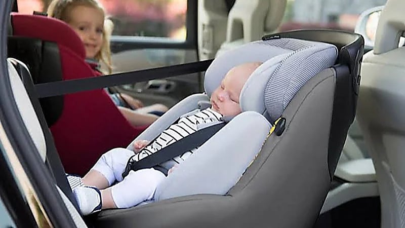 "سعود الطبيه" توضح فوائد جلوس الأطفال على المقاعد المُخصصة لهم بالسيارة