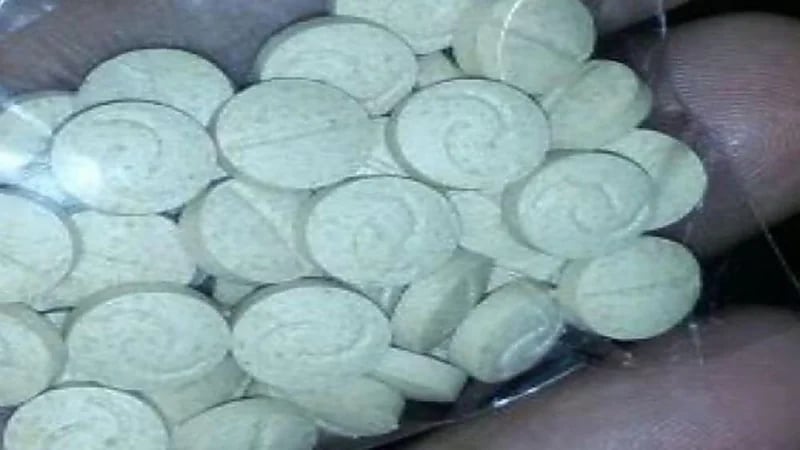 القبض على مواطنين بجدة لترويجهما للحشيش المخدر عبر مواقع التواصل