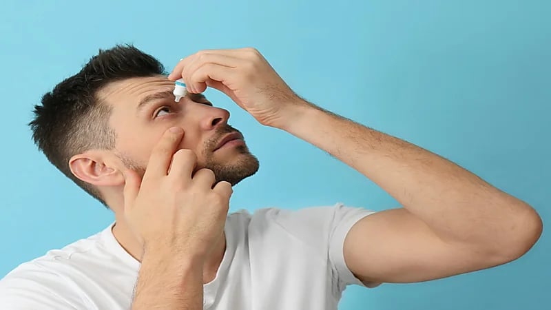 أسباب الإصابة بمتلازمة جفاف العين وطرق علاجها