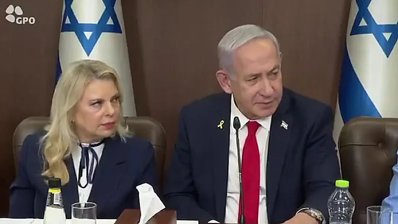 سارة نتانياهو تفضح زوجها في اجتماع رسمي.. فيديو