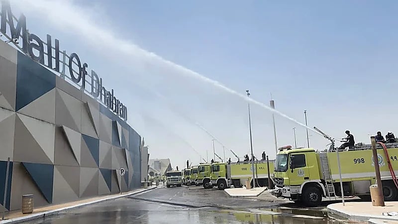 فرق الدفاع المدني تنتهي من السيطرة الكاملة على إخماد حريق مجمع الظهران مول