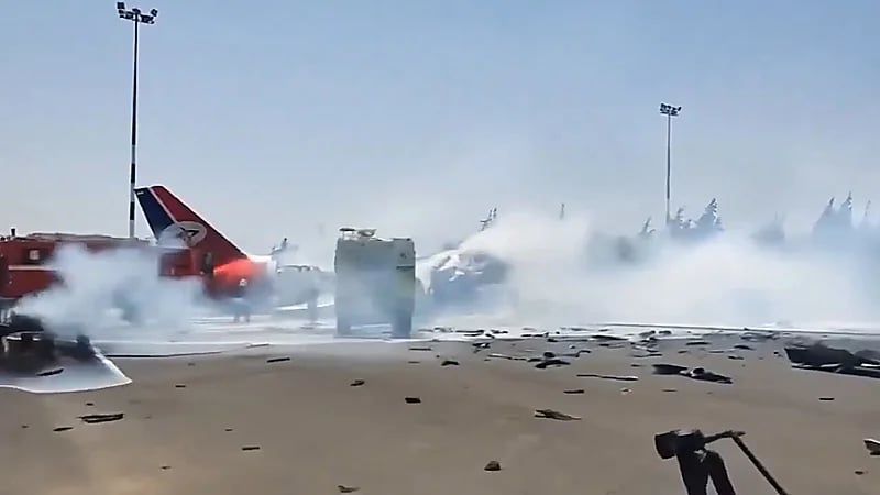 إسرائيل تدمر آخر طائرة يمنية في مطار صنعاء الدولي.. فيديو