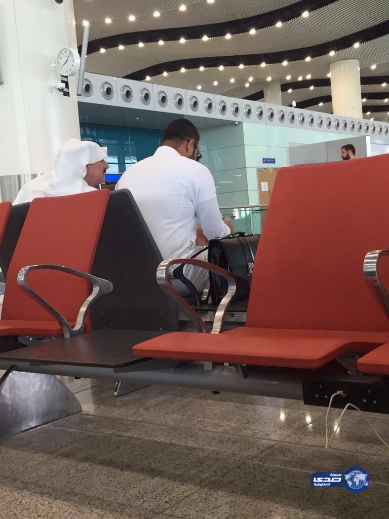 "مطار الملك خالد" بالرياض يزود مقاعد الانتظار بأماكن لشحن الهواتف المحمولة