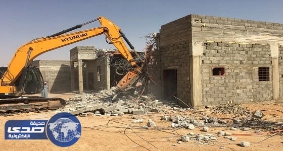 بالفيديو والصور.. هدم جامع " حريق شقراء "