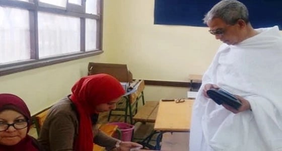 شاهد.. مصري يصوت بملابس الإحرام في انتخابات الرئاسة