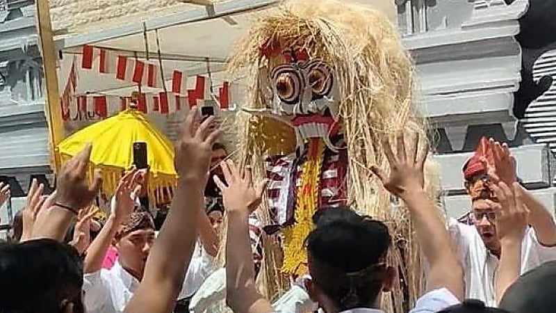 رقصة غريبة وسط جامعة حكومية بالأردن تثير جدلاً واسعًا .. فيديو