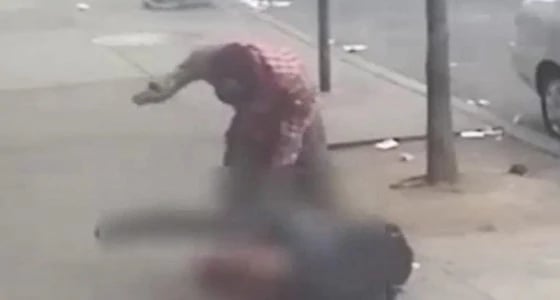 بالفيديو.. رجل يتعرض للضرب والسرقة في الشارع دون تدخل من المارة