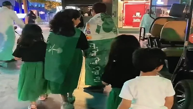 بالفيديو.. الأطفال يحتفلون باليوم الوطني في بوليفارد الرياض