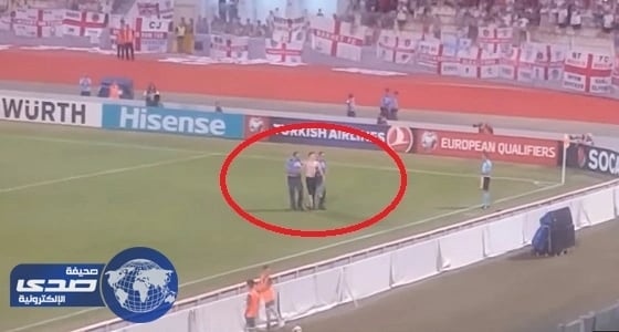 ⁠⁠⁠⁠⁠بالفيديو.. مشجع يقتحم مباراة مالطة وإنجلترا