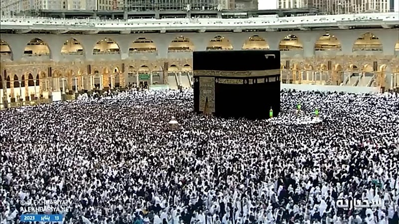 بالفيديو.. حشود غفيرة من المعتمرين في صحن الطواف يرفعون أكفهم بالدعاء رجاءً لأمنياتهم المنتظرة